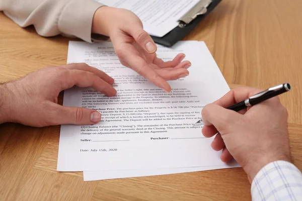 Επιχειρηματίες Υπογράφουν Σύμβαση Ξύλινο Τραπέζι Closeup Των Χεριών — Φωτογραφία Αρχείου