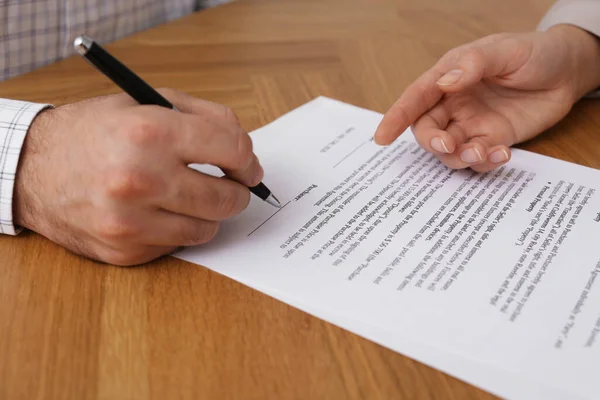 Empresarios Firmando Contrato Mesa Madera Primer Plano Las Manos —  Fotos de Stock