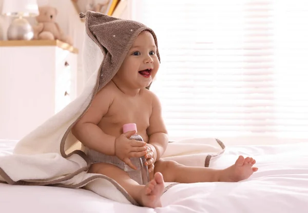 Niedliches Kleines Baby Mit Handtuch Und Flasche Massageöl Auf Dem — Stockfoto