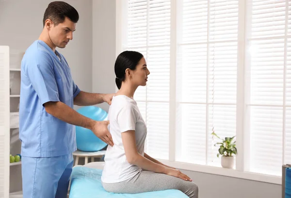 Orthopédiste Examinant Dos Jeune Femme Clinique Espace Pour Texte Traitement — Photo