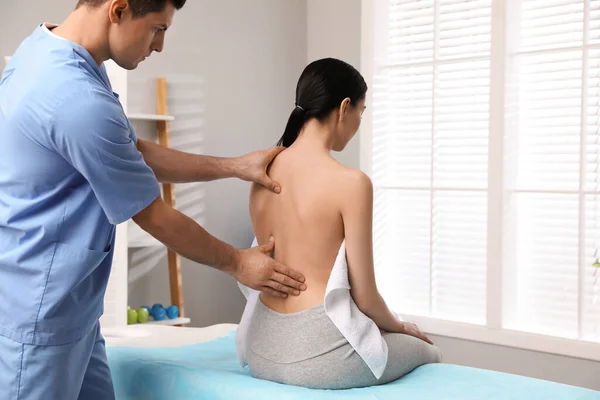 Ortopedista Examinando Espalda Mujer Clínica Tratamiento Escoliosis —  Fotos de Stock