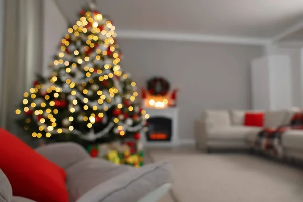 スタイリッシュなリビングルームのインテリアで美しいクリスマスツリーの息をのむような景色 ぼけ効果 — ストック写真