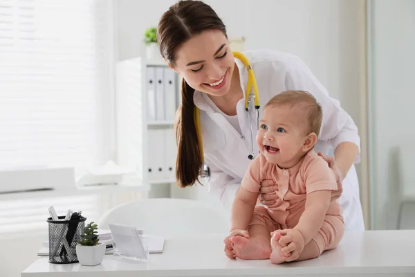 Jovem Pediatra Examinando Bebê Pequeno Bonito Clínica — Fotografia de Stock