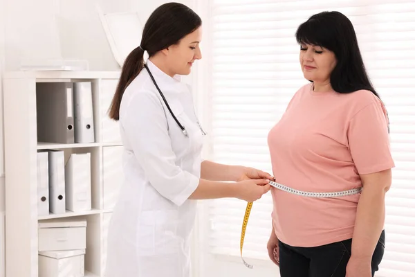 Voedingsdeskundige Meten Van Overgewicht Vrouw Taille Met Tape Kliniek — Stockfoto