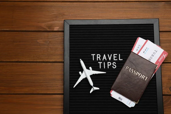 Czarna Tablica Frazą Podróże Porady Paszport Bilety Samolot Zabawki Drewnianym — Zdjęcie stockowe