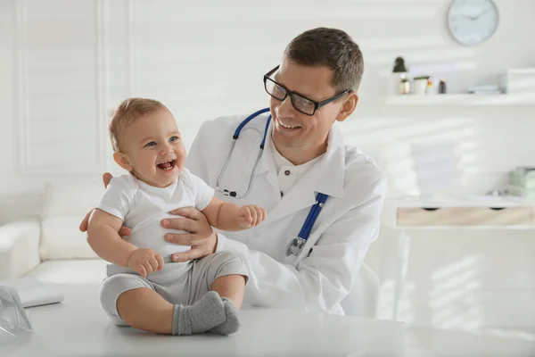 Pediatra Examinando Lindo Bebé Clínica —  Fotos de Stock