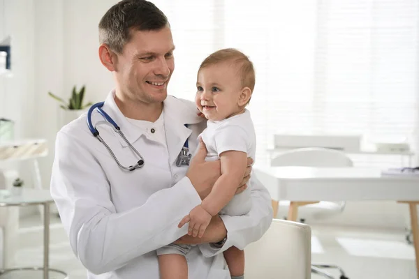 Kinderarts Met Schattige Kleine Baby Kliniek Ruimte Voor Tekst — Stockfoto