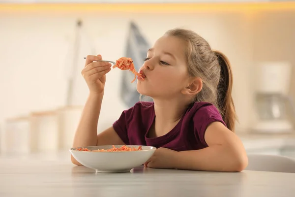 Nettes Kleines Mädchen Isst Leckere Pasta Tisch Der Küche — Stockfoto