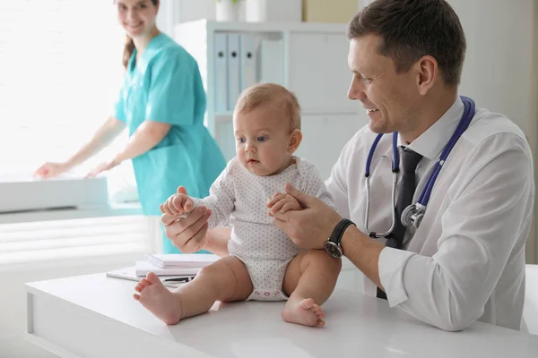 Pediatra Badający Słodkie Małe Dziecko Klinice — Zdjęcie stockowe