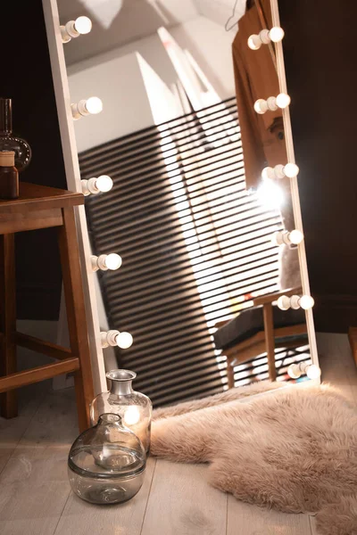 Espelho Elegante Com Lâmpadas Quarto Design Interiores — Fotografia de Stock