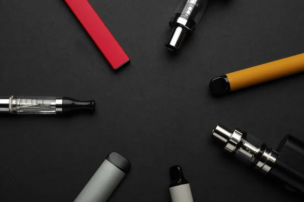 Viele Elektronische Rauchgeräte Auf Schwarzem Hintergrund Flach Gelegt Raum Für — Stockfoto