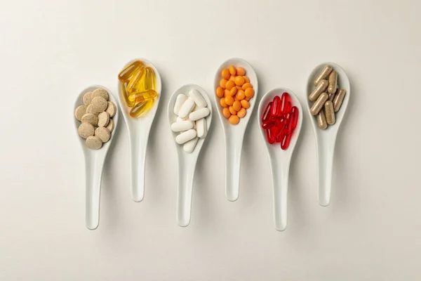Colheres Com Diferentes Suplementos Dietéticos Sobre Fundo Branco Flat Lay — Fotografia de Stock