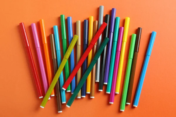 Turuncu arka planda bir sürü renkli işaret var. Okul sayfası