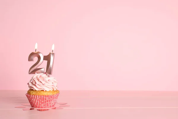 成年派对 21岁生日 粉色背景上有数字形蜡烛的美味纸杯蛋糕 文字空间 — 图库照片