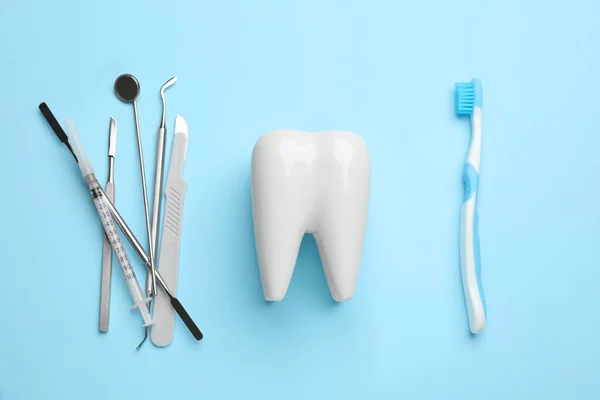 Zahnhalter Bürste Und Zahnarztwerkzeuge Auf Hellblauem Hintergrund Flache Lage — Stockfoto