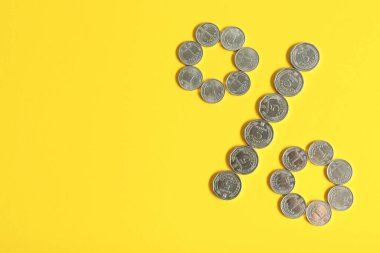 Sarı zemin üzerinde Ukrayna Hryvnia paralarından yapılmış yüzde işareti, düz. Metin için boşluk