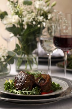 Restoranda servis edilen lezzetli ızgara et, sebze ve şarap.