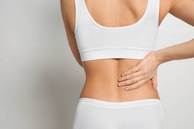 Açık gri arka planda acı çeken bir kadın, yakın plan. Metin için boşluk