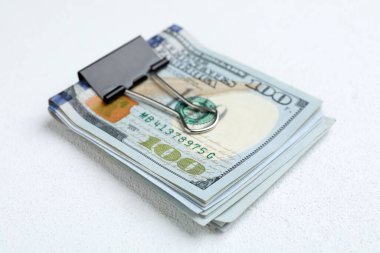 Beyaz masadaki ataçlı banknotlar, yakın plan.