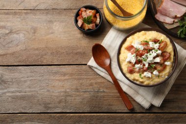 Ahşap masada servis edilen nefis geleneksel Ukrayna banosh 'u. Metin için boşluk