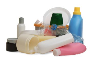 Beyaz arka plan üzerinde plastik çöp yığını