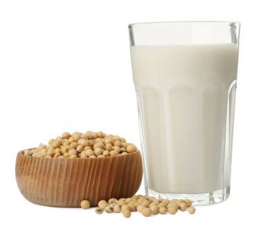 Bir bardak taze soya sütü ve beyaz arka planda fasulye.