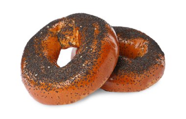Beyaza izole edilmiş haşhaş tohumlu leziz taze simit.