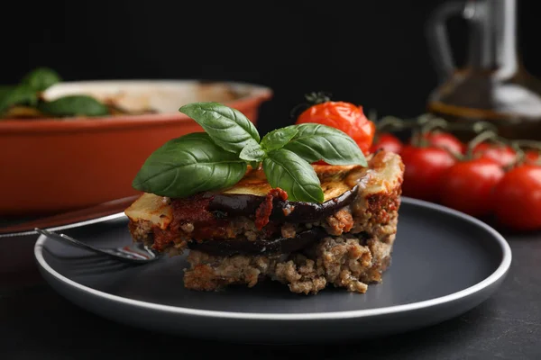 Siyah Masada Servis Edilen Lezzetli Patlıcanlı Lazanya Tabağı — Stok fotoğraf