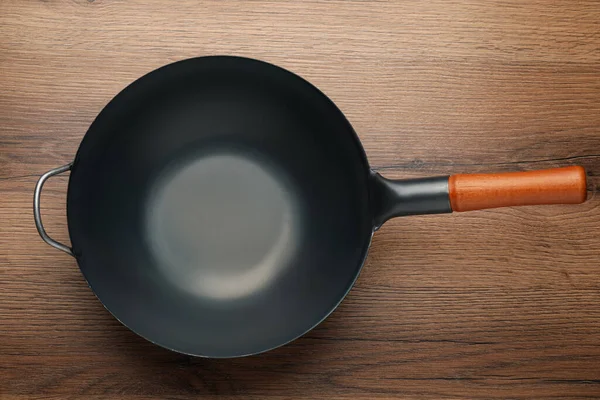 Lege Ijzeren Wok Houten Tafel Bovenaanzicht Chinese Kookgerei — Stockfoto