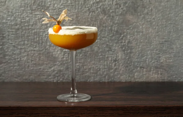 Erfrischender Cocktail Mit Physalis Früchten Auf Holztisch Neben Grauer Wand — Stockfoto