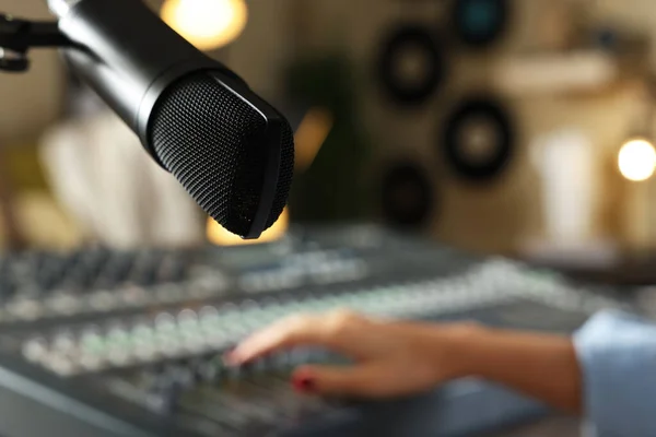 Vrouw Met Professionele Mixconsole Moderne Radiostudio Focus Microfoon Ruimte Voor — Stockfoto