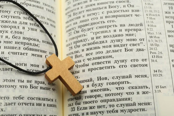 Mykolaiv Ukraine Dezember 2021 Christliches Kreuz Auf Offener Bibel Nahaufnahme — Stockfoto