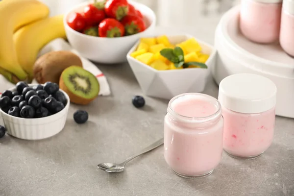 Frascos Con Yogur Diferentes Frutas Mesa Gris Claro — Foto de Stock