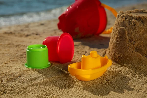 Plastik Plaj Oyuncakları Sahile Yakın Kumda Açık Hava Oyunu — Stok fotoğraf