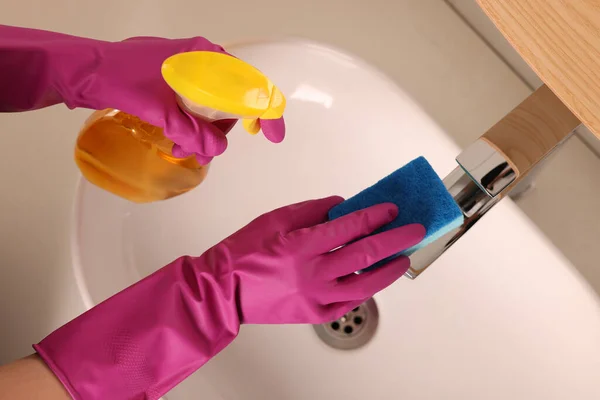 Faucet Limpeza Mulher Com Esponja Detergente Banheiro Vista Acima — Fotografia de Stock