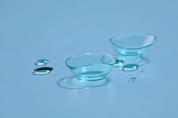 Contactlenzen Druppels Water Lichtblauwe Achtergrond — Stockfoto