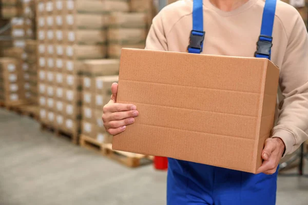 Trabalhador Com Caixa Papelão Armazém Close Comércio Por Grosso — Fotografia de Stock