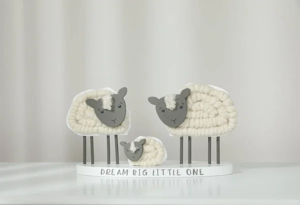 Симпатичные Декоративные Овцы Фигурка Ягненка Фразой Dream Big Little One — стоковое фото