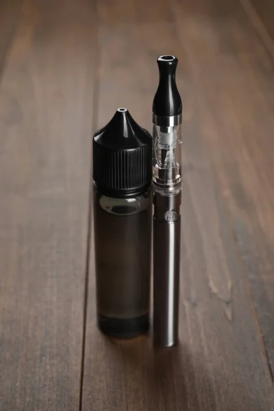 Elektronische Zigarette Und Flüssige Lösung Auf Holztisch — Stockfoto