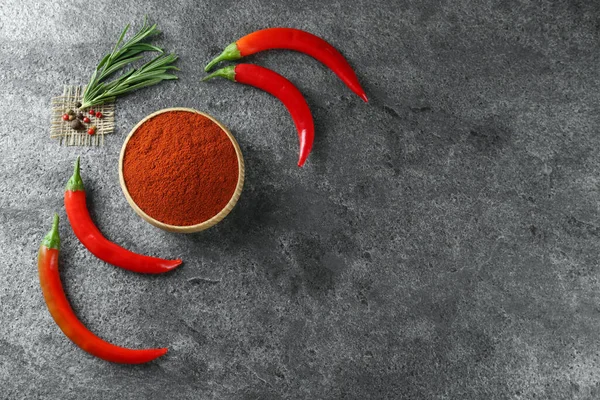 Tigela Pimenta Vermelha Moída Com Ingredientes Mesa Cinza Flat Lay — Fotografia de Stock