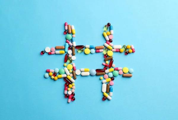 Hashtag Σύμβολο Κατασκευασμένο Από Πολλά Διαφορετικά Χάπια Γαλάζιο Φόντο Πάνω — Φωτογραφία Αρχείου