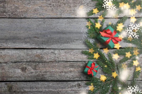 圣诞贺卡有文字空间 杉树枝干的平坦布局和木制背景上的喜庆装饰 — 图库照片