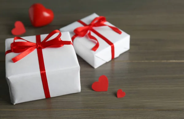 Όμορφα Κουτιά Δώρου Κόκκινες Καρδιές Ξύλινο Τραπέζι — Φωτογραφία Αρχείου