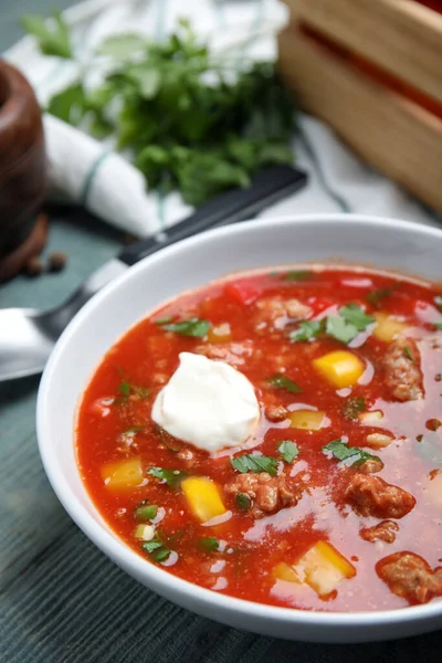 Tigela Deliciosa Sopa Pimenta Recheada Mesa Madeira Azul Clara Close — Fotografia de Stock