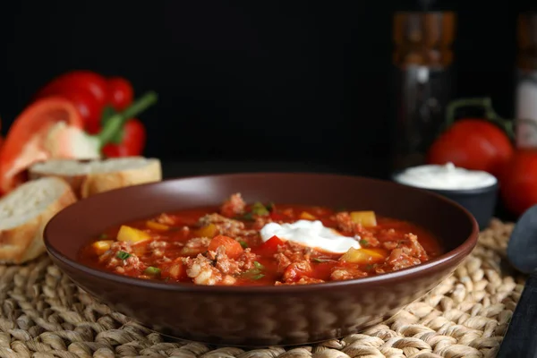 Schaal Van Heerlijke Gevulde Peper Soep Rieten Mat — Stockfoto