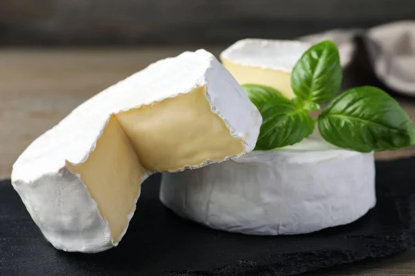 Tagliati Saporiti Formaggi Brie Integrali Con Basilico Lavagna Nera Primo — Foto Stock