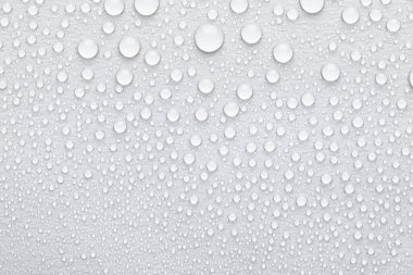 Beyaz arkaplanda su damlaları, üst görünüm