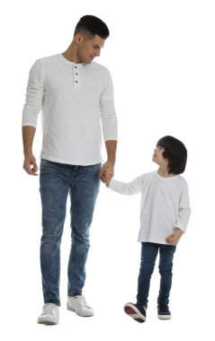 Beyaz arka planda babası olan küçük bir çocuk.