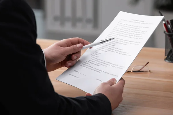 Homem Ler Contrato Trabalho Mesa Escritório Close Contrato Assinatura — Fotografia de Stock