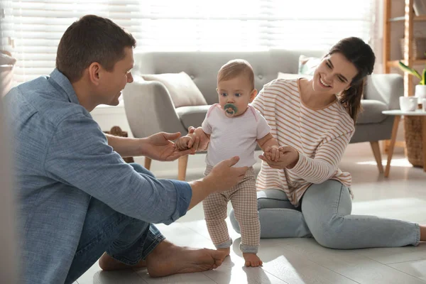 Padres Apoyando Hija Mientras Ella Aprende Caminar Casa — Foto de Stock